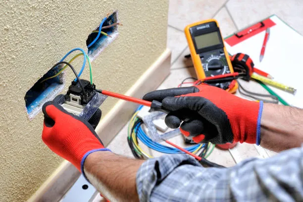Serviços de instalação e manutenção elétrica