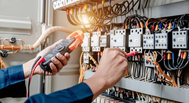 Serviços de manutenção elétrica